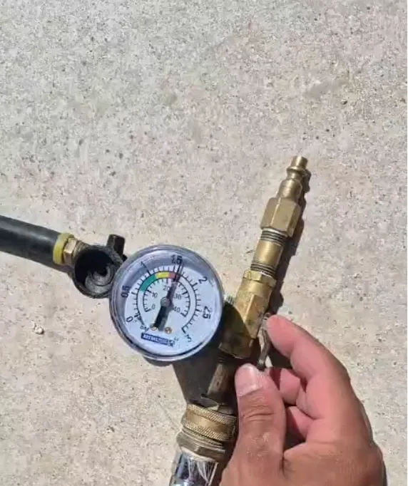 Manómetro de presión durante prueba de estanqueidad del circuito de la piscina