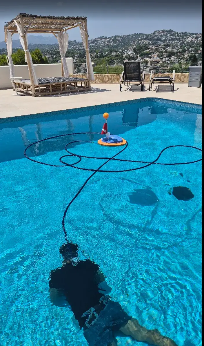Buzo especializado inspeccionando el vaso de la piscina sin vaciarla