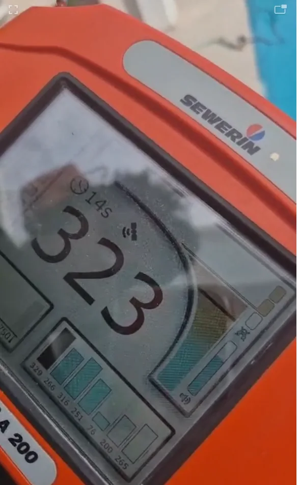 Pantalla del geófono Sewerin localizando el punto exacto de la fuga