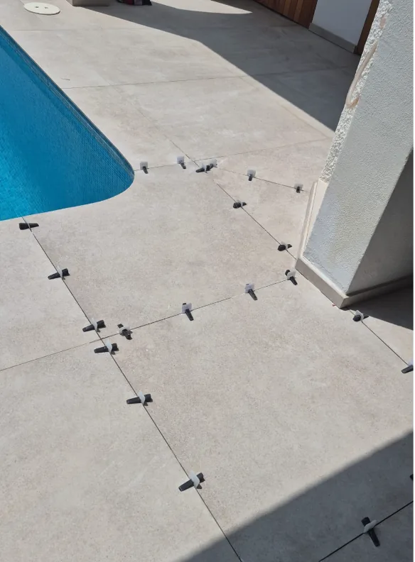 Suelo de la piscina terminado tras la reparación, listo para su uso
